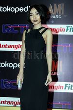 Gaya Rinni Wulandari Bergaun Versace di AMI Awards 2015