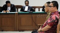 Amir Hamzah (batik lengan pendek) dan Kasmin (batik lengan panjang) menjalani sidang perdana di Pengadilan Tipikor, Jakarta. Pool/Lamhot Aritonang/detikFoto.