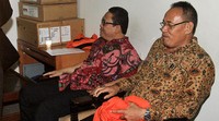 Amir Hamzah (kiri) dan Kasmin (kanan) menunggu sidang dimulai. Pool/Lamhot Aritonang/detikFoto.