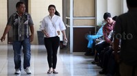 Devita tiba di Pengadilan Negeri Jakarta Pusat untuk mengikuti sidang vonis.