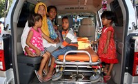 TNI juga menyediakan ambulans untuk warga yang perlu pengobatan serius. Lamhot Aritonang/detikFoto.