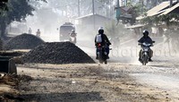 Saat ini warga yang melintas harus sabar dengan kondisi jalan yang rusak parah dan berdebu.