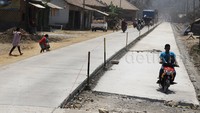 Jalan di kawasan antara Saketi dan Bayah ini sudah sejak lama rusak parah padahal jalan ini merupakan jalan utama warga Banten Selatan.