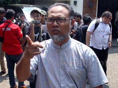 Tokoh Nasional Melayat ke Rumah Adnan Buyung