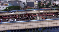 Sejumlah petugas berkoordinasi soal evakuasi kereta.