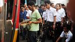 Petugas Berupaya Evakuasi Masinis yang Terjepit