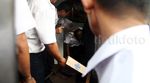 Petugas Berupaya Evakuasi Masinis yang Terjepit