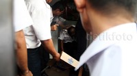 Sejumlah petugas mengipasi masinis yang masih terjepit.