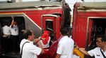 Petugas Berupaya Evakuasi Masinis yang Terjepit