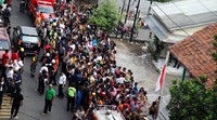 Warga berkerumun di sekitar lokasi.