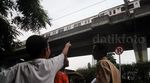Dua Kereta yang Berbenturan Jadi Tontonan