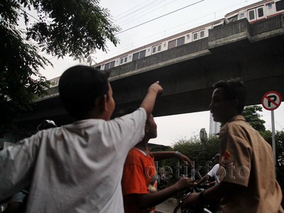 Dua Kereta yang Berbenturan Jadi Tontonan