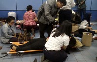 Korban luka dievakuasi. Pool/Salahuddin Yusuf.