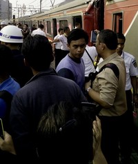 Penumpang kereta tersebut kini sedang proses evakuasi. Pool/Salahuddin Yusuf.
