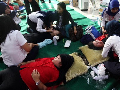 Korban Benturan Kereta Mendapat Pengobatan