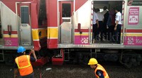 Ada dua gerbong yang hancur karena berhimpitan.
