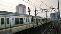 Petugas masih berupaya melakukan evakuasi.