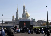 Umat muslim di Rusia menghadiri peresmian masjid tersebut. Maxim Zmeyev/Reuters/detikFoto.