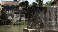 Salah satu pondasi jalur kereta api dimanfaatkan menjadi pondasi rumah warga.