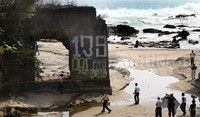 Inilah sisa-sisa pondasi persis di tepi pantai Pulo Manuk menghadap Samudra Hindia, yang dikerjakan para romusha.