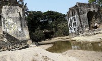 Selama bekerja membangun jalur kereta api Saketi-Bayah, para romusha tidak jarang juga mendapat penyiksaan dari tentara Jepang. Para romusha itu dipaksa terus bekerja, baik itu membuka hutan atau memasang jalur rel untuk jalannya kereta.