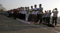 Warga Muhammadiyah melakukan salat Idul Adha di lapangan Pacuan Kuda Pulomas, Jakarta, 23 September 2015. CNN Indonesia/Adhi Wicaksono.