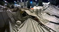 Besi-besi penyangga tenda bergelimpangan. Jemaah- jemaah terlihat menunggu kepastian tempat tidur mereka sebelum dievakuasi.