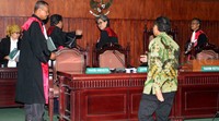 Udar yang sebelumnya menggunakan kursi roda langsung berdiri tegak usai sidang vonis. Pool/Lamhot Aritonang/detikFoto.