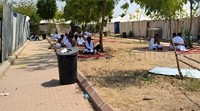 Ada juga jemaah yang melakukan wukuf di luar tenda.