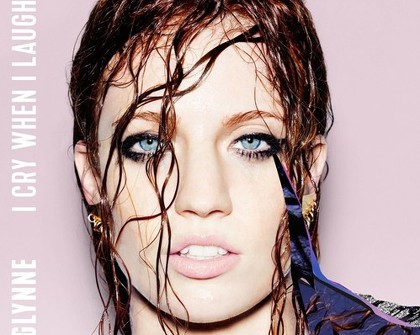 I Cry When I Laugh: Proses Pencarian Jati Diri Jess Glynne