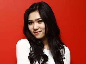 Pesona Isyana Sarasvati Hipnotis AMI 2015