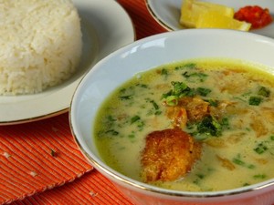 Yuk Jajan Soto Kuning Bogor yang Gurih Segar untuk Makan Siang!