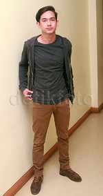 Girls, Adipati Dolken Tetap Kece Bergaya Kasual