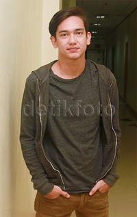 Meski tampil santai, bintang film '3 Dara' itu tetap kece. Pool/Gus Mun/detikFoto.