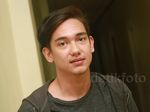 Girls, Adipati Dolken Tetap Kece Bergaya Kasual