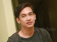 Dengan gaya apapun, Adipati tetap sukses mencuri hati para perempuan. Pool/Gus Mun/detikFoto.