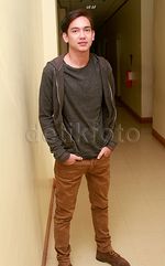 Girls, Adipati Dolken Tetap Kece Bergaya Kasual