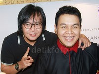 Ari Lasso dan Tulus saat jumpa pers di kawasan Panglima Polim, Jakarta Selatan, Rabu (23/9/2015). Pool/Gus Mun/detikFoto.