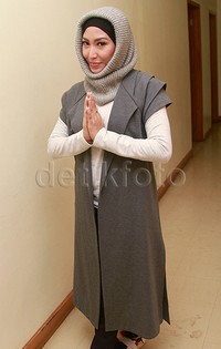 Ayu Dewi tampil dibalut hijab wool abu-abu dipadu baju puting lengan panjang dan outerwear abu-abu. Pool/Gus Mun/detikFoto.