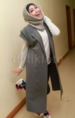 Gaya Berhijab ala Ayu Dewi ini Yay or Nay?