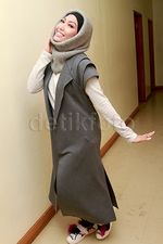 Gaya Berhijab ala Ayu Dewi ini Yay or Nay?