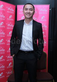 Omesh tampil dengan kemeja putih dan setelan jas hitam.