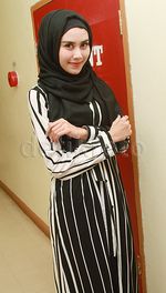 Sambut Idul Adha, Syahnaz Tampil Berhijab