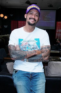 Saya emang nggak romantis, ngapain romantis-romantis kalau cuma pencintaraan aja, ujar Tora sambil tertawa.