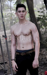 Verrell topless saat syuting sinetron 'Rajawali.' Pool/Ismail/detikFoto.