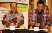 Gubernur Lemhannas Budi Susilo Soepandji (kiri) dan Direktur Utama BNI Achmad Baiquni menandatangani nota kesepahaman (MoU).