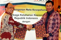 Gubernur Lemhannas Budi Susilo Soepandji (kiri) dan Direktur Utama BNI Achmad Baiquni (kanan) berjabat tangan usai penandatanganan kerjasama.