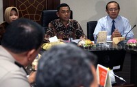 Satgas akan melakukan penyederhanaan peraturan sebanyak 30 peraturan di kementerian perdagangan, 12 peraturan di kementerian perindustrian dan 2 peraturan di kepala badan POM guna mempercepat dwelling time.