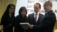 Direktur Independen Francinita Nati, Direktur Joyce V Handajani, Direktur Utama Rustiyan Oen dan Jozef Darmawan Angkasa berbincang usai RUPSLB.