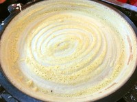 Sebelum ditaburkan isian, martabak tipis kering buatan Koh Asan dimasak sampai kering dan ditaburi gula dan mentega Weijsman.